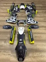 PERSONALIZAÇÃO COMPLETA HUSQVARNA (KIT DE PLÁSTICOS + KIT DE AUTOCOLANTES) ULTRA RESISTENTE COM FUNDO HOLOGRÁFICO/ESPELHADO PRIZM/PIXEL - Image 2