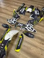 PERSONALIZAÇÃO COMPLETA HUSQVARNA (KIT DE PLÁSTICOS + KIT DE AUTOCOLANTES) ULTRA RESISTENTE COM FUNDO HOLOGRÁFICO/ESPELHADO PRIZM/PIXEL - Image 3