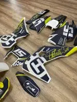 PERSONALIZAÇÃO COMPLETA HUSQVARNA (KIT DE PLÁSTICOS + KIT DE AUTOCOLANTES) ULTRA RESISTENTE COM FUNDO HOLOGRÁFICO/ESPELHADO PRIZM/PIXEL - Image 4