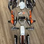 PERSONALIZAÇÃO COMPLETA KTM (KIT DE PLÁSTICOS + KIT DE AUTOCOLANTES) ULTRA RESISTENTE COM FUNDO PRIZM/PIXEL