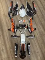 PERSONALIZAÇÃO COMPLETA KTM (KIT DE PLÁSTICOS + KIT DE AUTOCOLANTES) ULTRA RESISTENTE COM FUNDO PRIZM/PIXEL