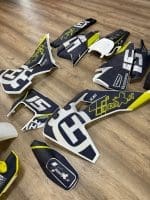 PERSONALIZAÇÃO COMPLETA HUSQVARNA (KIT DE PLÁSTICOS + KIT DE AUTOCOLANTES) ULTRA RESISTENTE COM FUNDO HOLOGRÁFICO/ESPELHADO PRIZM/PIXEL - Image 4